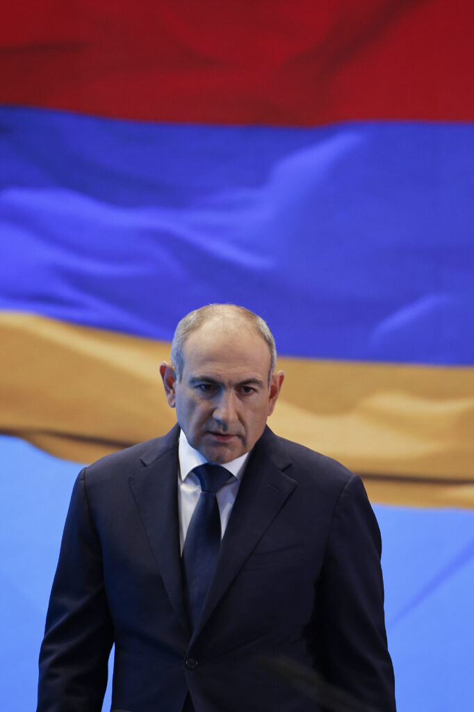 Նիկոլ Փաշինյանի վարկանիշի անկումը և իշխանության պահպանման հուսահատ փորձերը