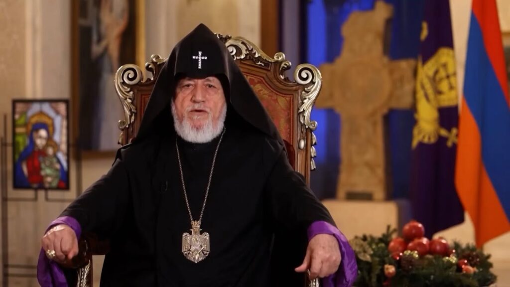 Մայր Աթոռի բակում հավաքվել են հարյուրավոր քաղաքացիներ՝ աջակցելու համար Ամենայն Հայոց Գարեգին Բ կաթողիկոսին և Հայ Առաքելական Սուրբ Եկեղեցուն