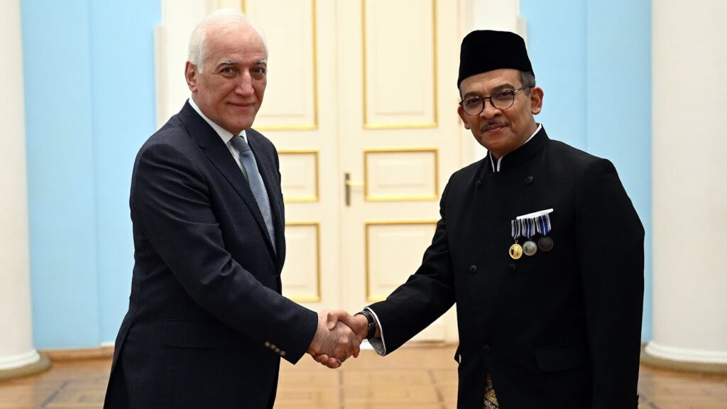 Ինքնահռչակ օջախատերն իրեն ոչ միայն վարչապետ է համարում, այլ նաև կաթողիկոս։